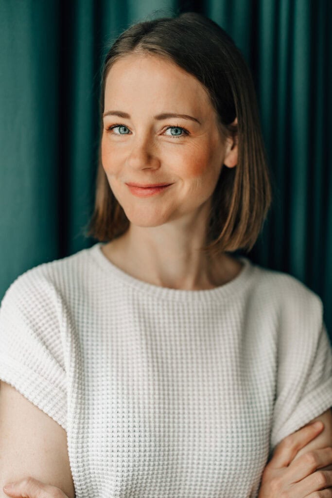 Gesa Zoetler with short hair and a white top